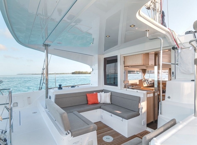  Luxury boat 